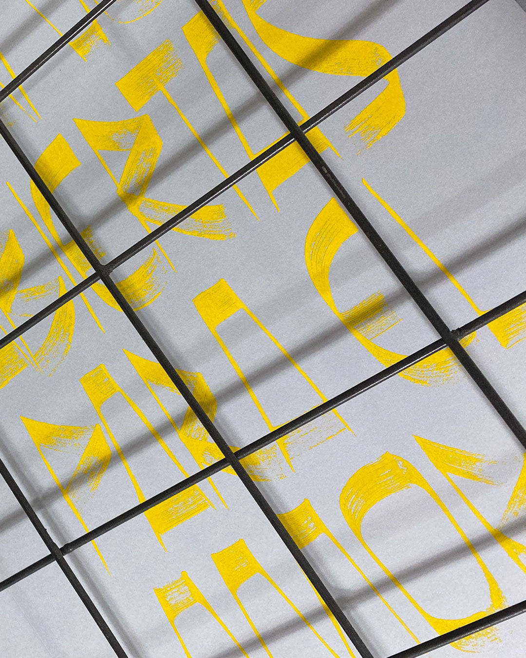 Cartel Gris Manos abiertas para el amor impreso en serigrafía, hecho a mano.