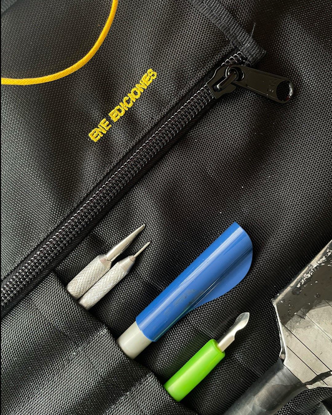 Detalle del bolsillo con cremallera del estuche enrollable para herramientas pequeñas