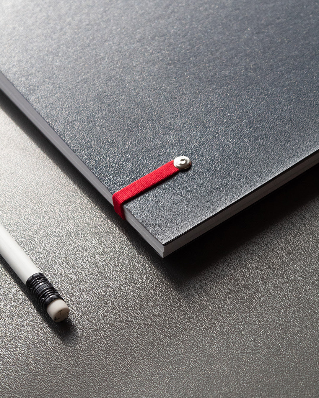 Detalle del cauchito rojo la libreta "Abrazar el error", ideal para guardar hojas y ejercicios.