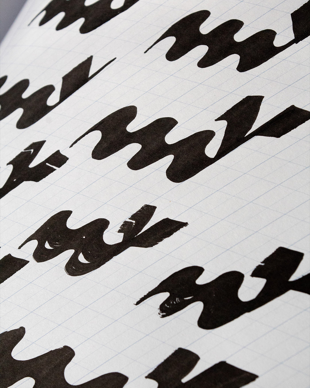 Detalle del diseño en diagonal de la pauta caligráfica de la libreta "Abrazar el error".