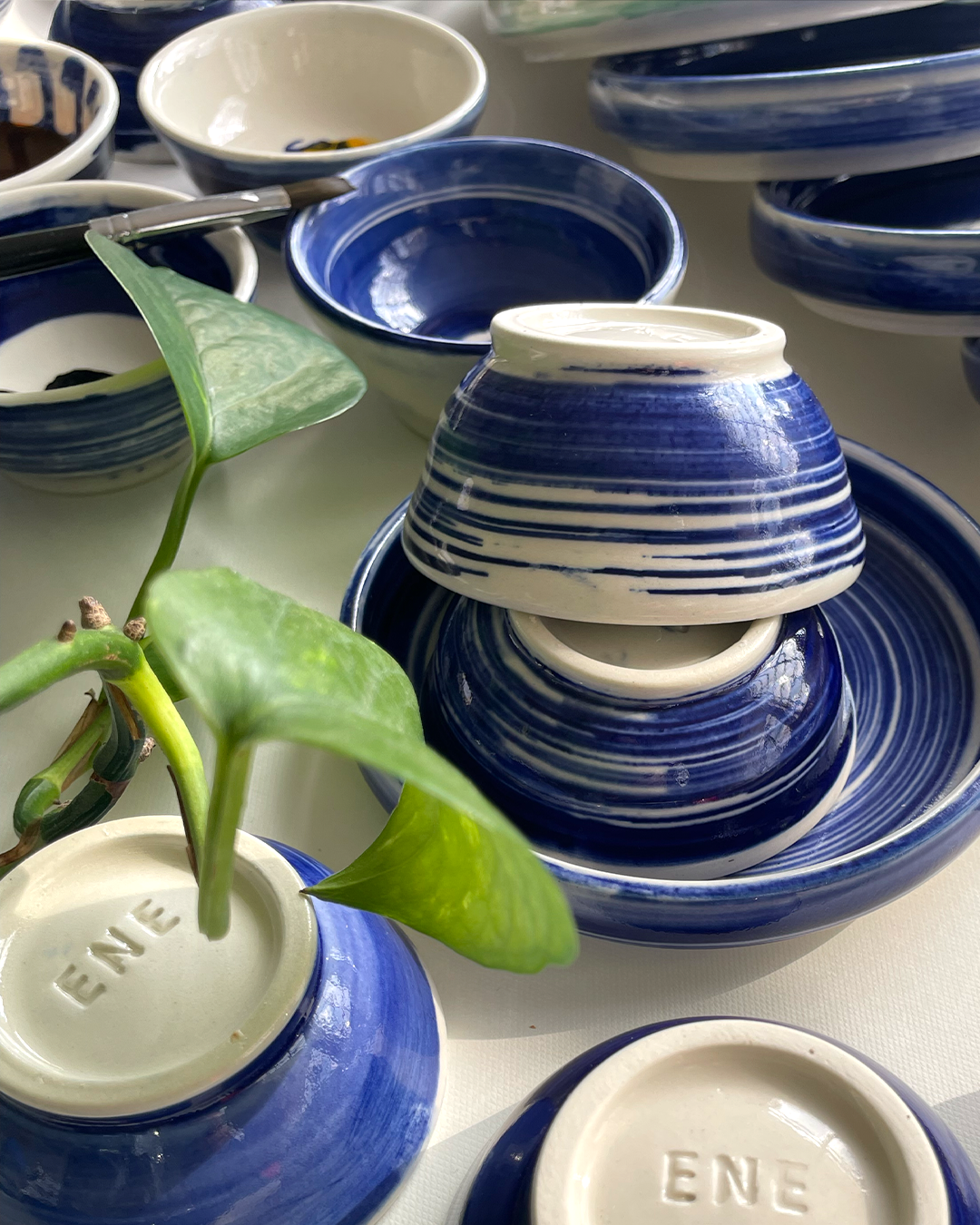 Bodegón de elementos de cerámica, mini bowl y posavasos. Colores azul con blanco.