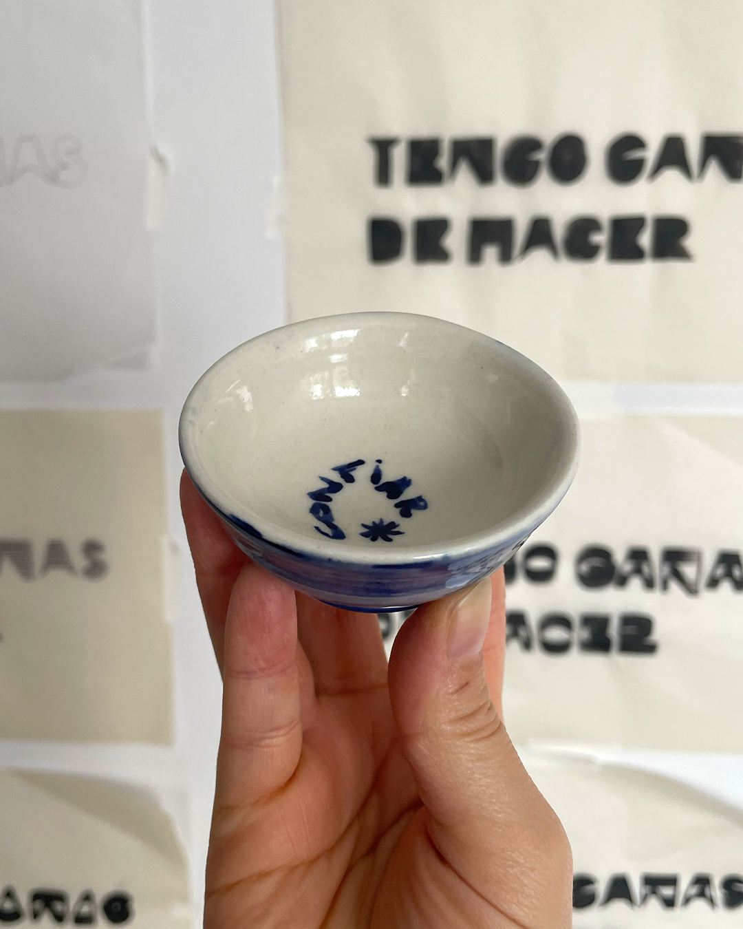 Mini bowl de cerámica, vista lateral-cenital, diseño de "confiar", color blanco con azul.