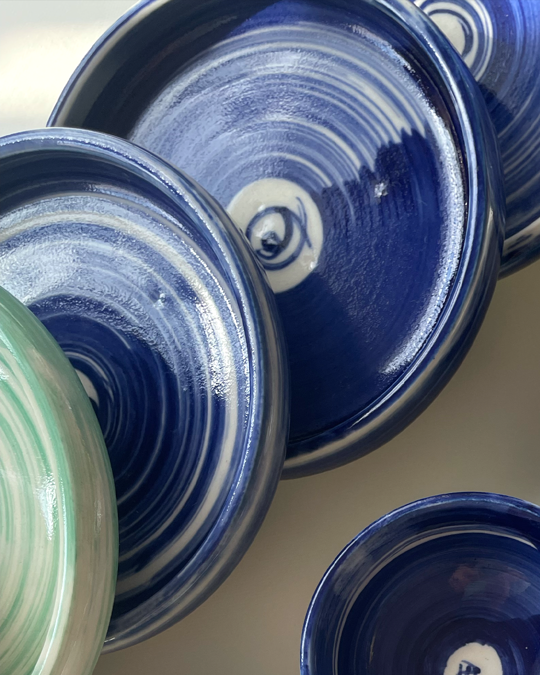 Posavasos azules, foto de detalle de las pinceladas.