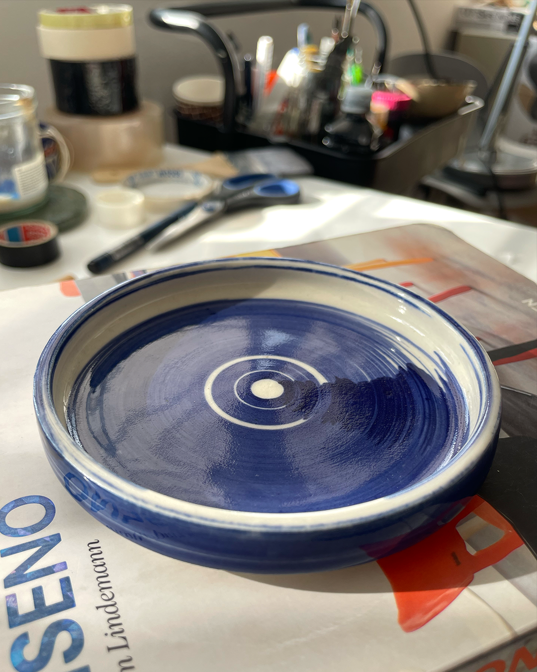 Posavasos azul, detalle de las pinceladas azules.